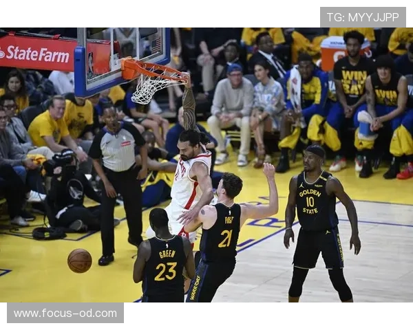 戈贝尔挡拆制造内线空位提升球队篮板率明显