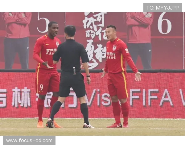 点球判罚中其他队员提前进区会怎样？