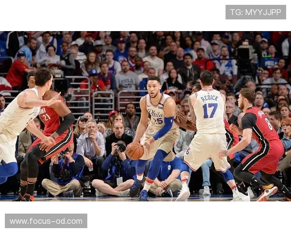 杜马斯无球跑动制造空位，防守端持续限制对手外线核心